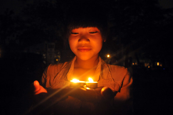 Mẹ con Thanh Lam tham gia Giờ Trái đất, Bạn trẻ - Cuộc sống, gio trai dat 2012, bao ve moi truong, gioi tre ha thanh, teen ha noi, giơi tre ngay nay, 8x-9x, ca sy thanh lam, con gai thanh lam, bao