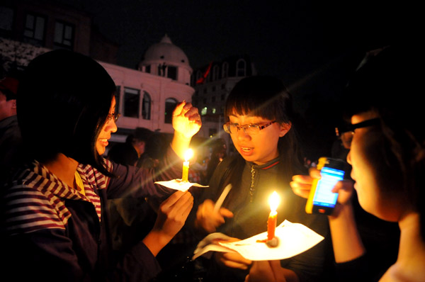 Mẹ con Thanh Lam tham gia Giờ Trái đất, Bạn trẻ - Cuộc sống, gio trai dat 2012, bao ve moi truong, gioi tre ha thanh, teen ha noi, giơi tre ngay nay, 8x-9x, ca sy thanh lam, con gai thanh lam, bao