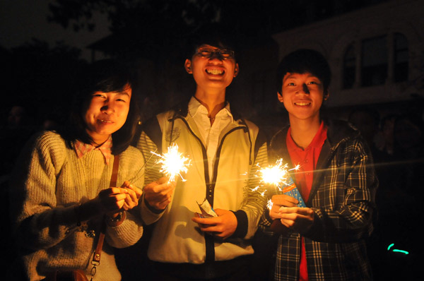 Mẹ con Thanh Lam tham gia Giờ Trái đất, Bạn trẻ - Cuộc sống, gio trai dat 2012, bao ve moi truong, gioi tre ha thanh, teen ha noi, giơi tre ngay nay, 8x-9x, ca sy thanh lam, con gai thanh lam, bao