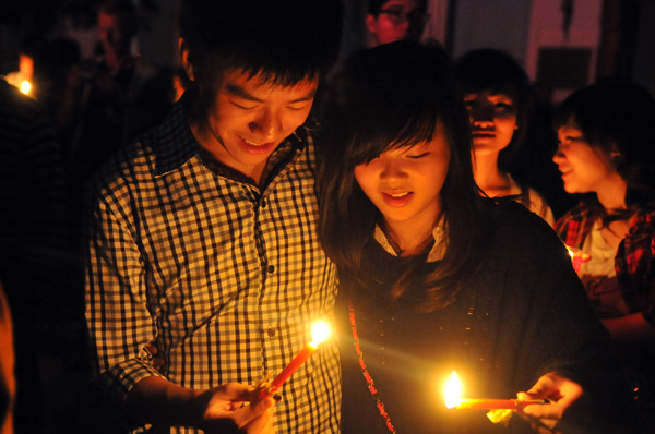 Mẹ con Thanh Lam tham gia Giờ Trái đất, Bạn trẻ - Cuộc sống, gio trai dat 2012, bao ve moi truong, gioi tre ha thanh, teen ha noi, giơi tre ngay nay, 8x-9x, ca sy thanh lam, con gai thanh lam, bao