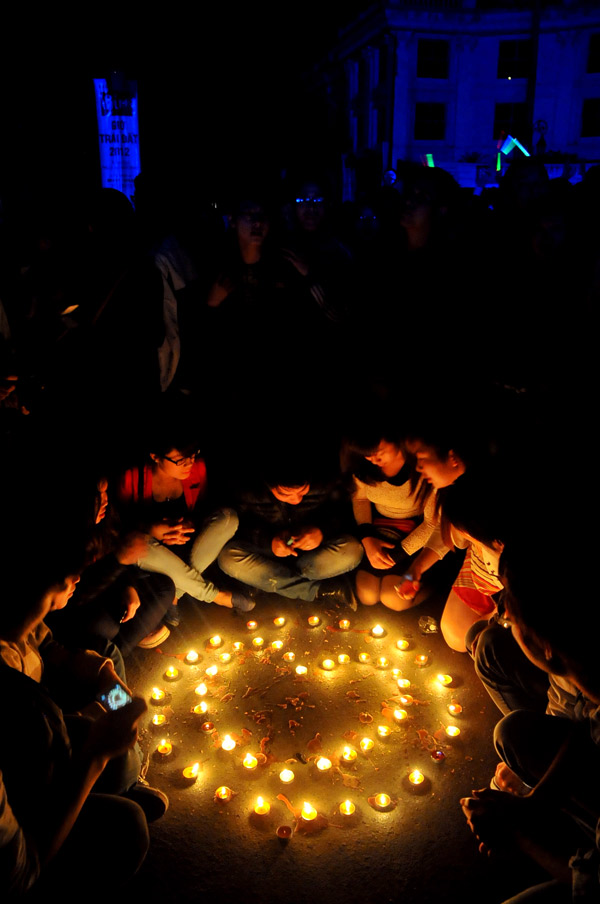 Mẹ con Thanh Lam tham gia Giờ Trái đất, Bạn trẻ - Cuộc sống, gio trai dat 2012, bao ve moi truong, gioi tre ha thanh, teen ha noi, giơi tre ngay nay, 8x-9x, ca sy thanh lam, con gai thanh lam, bao