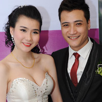 Huyền Thư khoe ngực đầy trong ngày cưới