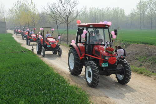 Ấn tượng màn rước dâu bằng máy kéo - 1