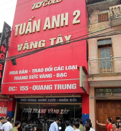 Táo tợn cướp tiệm vàng bằng dao, súng, An ninh Xã hội, cuop tiem vang, tang vat cuop tiem vang, 30 luong vang, xa sung cuop tiem vang, tiem vang thu thanh, vu an, an mang, trong an, cuop vang, vang, bao, bao cong an, bao an ninh