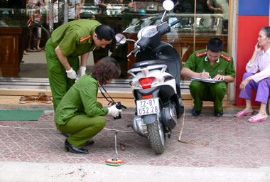 Táo tợn cướp tiệm vàng bằng dao, súng, An ninh Xã hội, cuop tiem vang, tang vat cuop tiem vang, 30 luong vang, xa sung cuop tiem vang, tiem vang thu thanh, vu an, an mang, trong an, cuop vang, vang, bao, bao cong an, bao an ninh