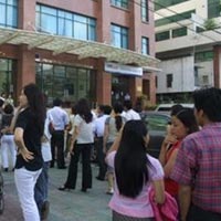 Nhốn nháo vì động đất ở HN và TPHCM