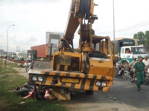 Xe cẩu cán nát hàng loạt xe máy - 1