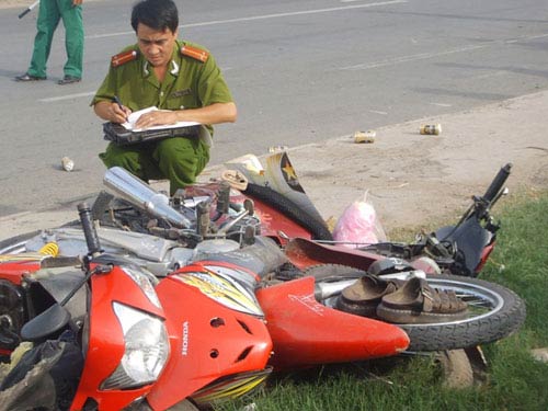 Xe cẩu cán nát hàng loạt xe máy - 2