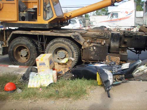 Xe cẩu cán nát hàng loạt xe máy - 3