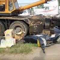 Xe cẩu cán nát hàng loạt xe máy