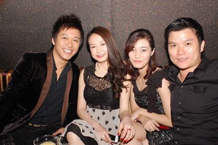 Tuấn Hưng hôn người yêu trong quán bar - 3
