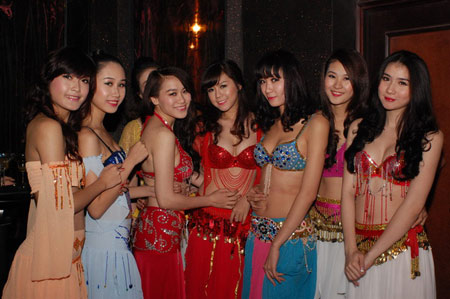 Tuấn Hưng hôn người yêu trong quán bar - 7