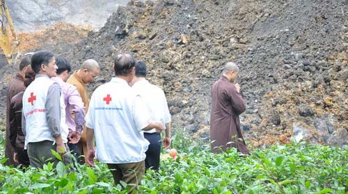 Cầu siêu cho nạn nhân vụ sạt lở mỏ than - 1