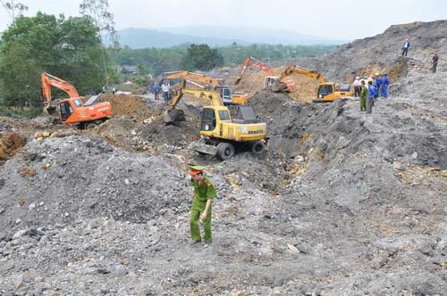 Cầu siêu cho nạn nhân vụ sạt lở mỏ than - 2