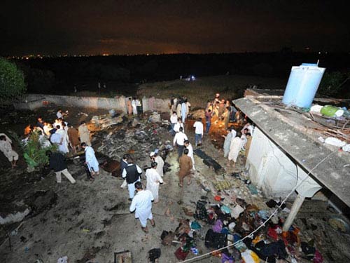 Máy bay rơi ở Pakistan, 122 người thiệt mạng - 1