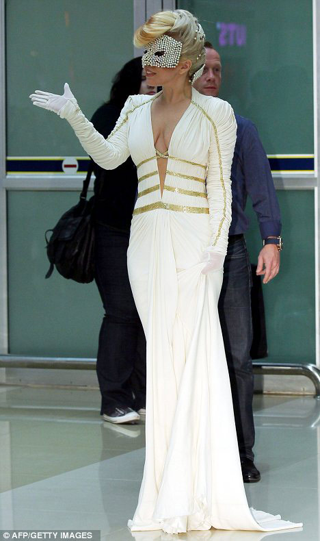Lady Gaga khoe ngực lỏng lẻo ở Hàn Quốc, Tin tức thời trang, Thời trang, Lady Gaga, tin thoi trang, thoi trang, thoi trang quai di, thoi trang lady gaga, bieu tuong thoi trang, sao hollywood tai han quoc,