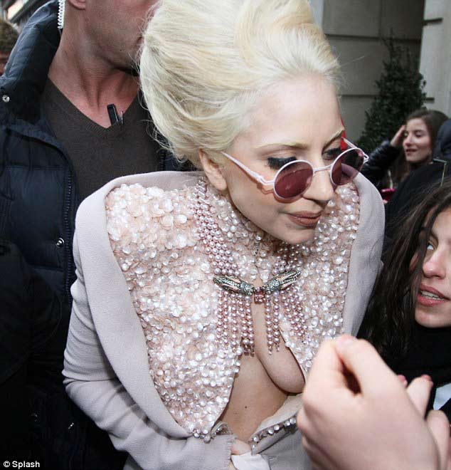 Lady Gaga khoe ngực lỏng lẻo ở Hàn Quốc, Tin tức thời trang, Thời trang, Lady Gaga, tin thoi trang, thoi trang, thoi trang quai di, thoi trang lady gaga, bieu tuong thoi trang, sao hollywood tai han quoc,