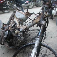 Nghi vợ ngoại tình, chồng thẳng tay đốt xe