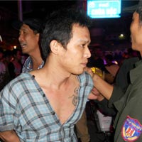 Dùng dao tấn công Tổ công tác 141