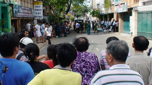 Bình hơi bơm xe nổ tung, một người tử nạn - 1
