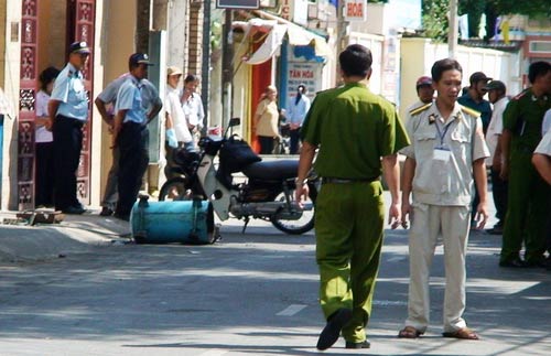 Bình hơi bơm xe nổ tung, một người tử nạn - 2