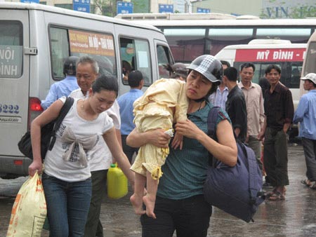 Vé tàu xe 30/4: Trông chờ... may mắn, Tin tức trong ngày, ve tau xe 30/4, ve tau xe, nghi le 30/4, gia ve, hanh khach, nhoi nhet, chat chem, bao, tin tuc, tin hot, tin hay