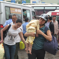 Vé tàu xe 30/4: Trông chờ... may mắn