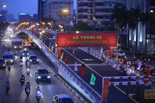 Chùm ảnh: Cầu lắp ghép trước giờ thông xe, Tin tức trong ngày, cau vuot tam, cau lap ghep, le khanh thanh, thong xe, ach tac giao thong, gio cao diem, tin nhanh, tin moi, tin tuc