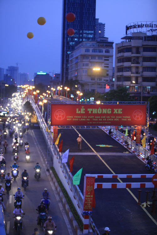 Chùm ảnh: Cầu lắp ghép trước giờ thông xe, Tin tức trong ngày, cau vuot tam, cau lap ghep, le khanh thanh, thong xe, ach tac giao thong, gio cao diem, tin nhanh, tin moi, tin tuc