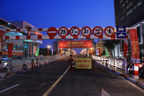 Chùm ảnh: Cầu lắp ghép trước giờ thông xe, Tin tức trong ngày, cau vuot tam, cau lap ghep, le khanh thanh, thong xe, ach tac giao thong, gio cao diem, tin nhanh, tin moi, tin tuc