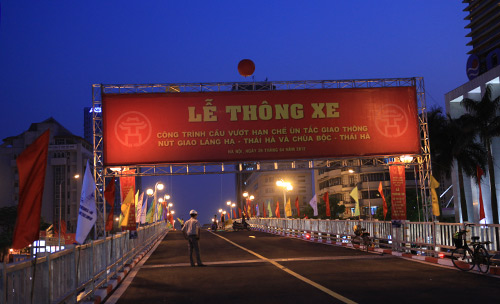 Chùm ảnh: Cầu lắp ghép trước giờ thông xe, Tin tức trong ngày, cau vuot tam, cau lap ghep, le khanh thanh, thong xe, ach tac giao thong, gio cao diem, tin nhanh, tin moi, tin tuc