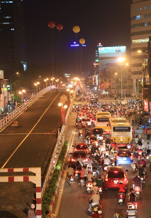 Chùm ảnh: Cầu lắp ghép trước giờ thông xe, Tin tức trong ngày, cau vuot tam, cau lap ghep, le khanh thanh, thong xe, ach tac giao thong, gio cao diem, tin nhanh, tin moi, tin tuc