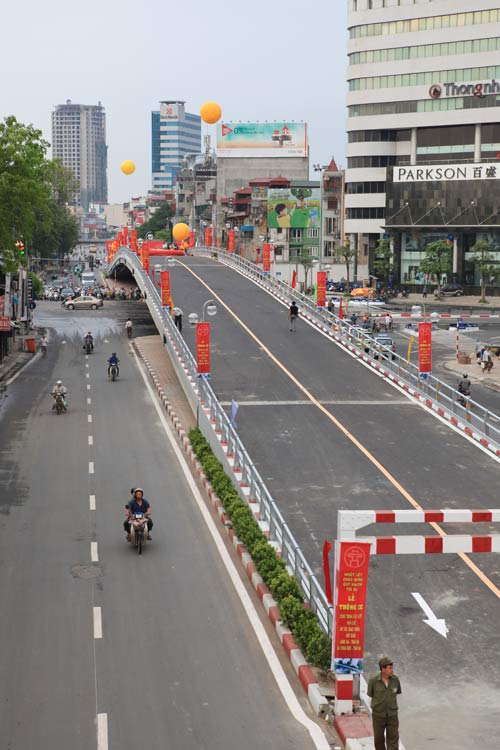 Chùm ảnh: Cầu lắp ghép trước giờ thông xe, Tin tức trong ngày, cau vuot tam, cau lap ghep, le khanh thanh, thong xe, ach tac giao thong, gio cao diem, tin nhanh, tin moi, tin tuc