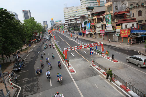 Chùm ảnh: Cầu lắp ghép trước giờ thông xe, Tin tức trong ngày, cau vuot tam, cau lap ghep, le khanh thanh, thong xe, ach tac giao thong, gio cao diem, tin nhanh, tin moi, tin tuc