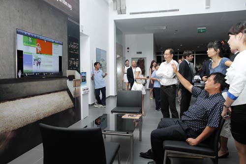 Hàng ngàn người trải nghiệm TV để lập kỷ lục Guinness, Thời trang Hi-tech, 