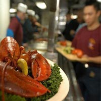 Tiết lộ về bếp ăn trên tàu sân bay Mỹ