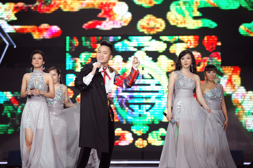 Tùng Dương diện đồ độc ngồi thuyền hát, Ca nhạc - MTV, Ha Tran, Tung Duong, Thu Minh, Ha Anh, Vo Hoang Yen, Viet Tu, Tuan Ngoc, Le Quyen, Nguyen Thi Loan, nguoi mau, ca si, Kelly Bui, Dao dien, Lung linh Sac Viet, Da Nang