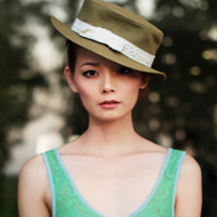 Xuống phố hè với bạn gái mê nón phớt