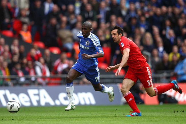 Phút 11, Ramires với tốc độ và kĩ thuật đã dễ dàng vượt qua Enrique.