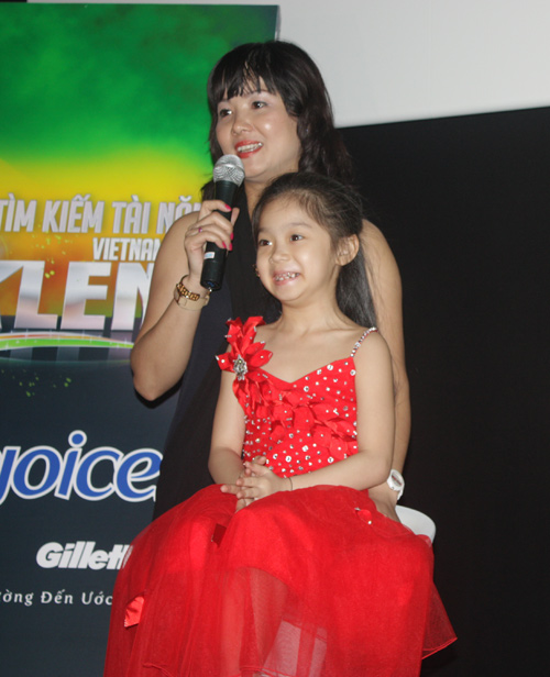 Bảo Ngọc chia giải cho thí sinh khó khăn, Ca nhạc - MTV, dang quan, bao ngoc, me dang quan, me bao ngoc, co giao, quan quan, dang quang, vietnam got talent 2012,