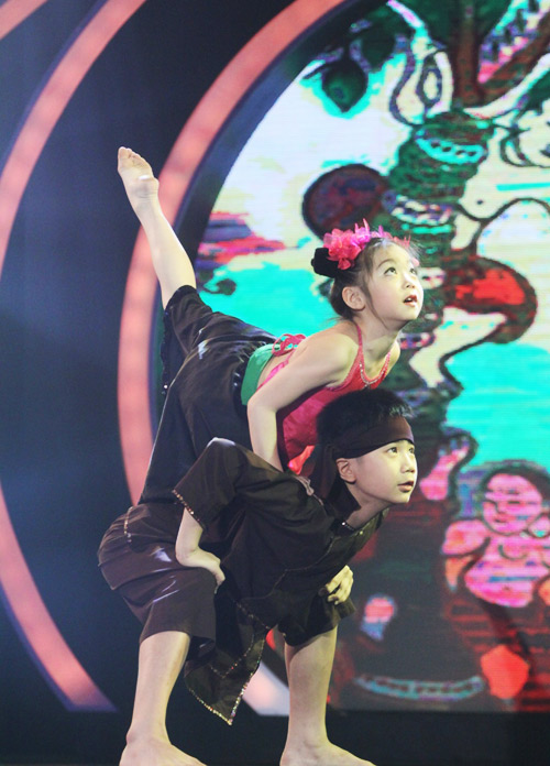 Bảo Ngọc chia giải cho thí sinh khó khăn, Ca nhạc - MTV, dang quan, bao ngoc, me dang quan, me bao ngoc, co giao, quan quan, dang quang, vietnam got talent 2012,