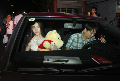 Thủy Tiên gây nghẽn "giao thông", Ca nhạc - MTV, Thuy Tien, tro lai, canh ga, hau truong, Dan Truong, Ha Ho, Doan Trang, am nhac buoc nhay, ca si, tin tuc