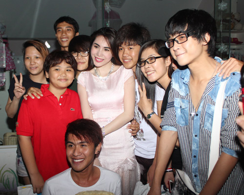 Thủy Tiên gây nghẽn "giao thông", Ca nhạc - MTV, Thuy Tien, tro lai, canh ga, hau truong, Dan Truong, Ha Ho, Doan Trang, am nhac buoc nhay, ca si, tin tuc