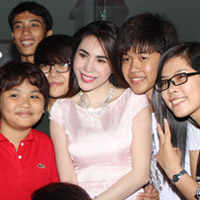 Thủy Tiên gây nghẽn "giao thông"