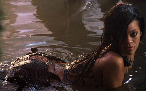 Rihanna để ngực trần vẽ bodypainting, Ca nhạc - MTV, rihanna, Battleship, mat me, nhap vien, ngoi sao ca nhac, ngoi sao dien anh, sao hollywood, phim, ca nhac