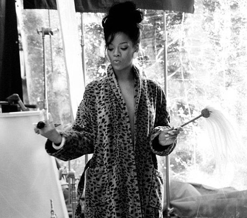 Rihanna để ngực trần vẽ bodypainting, Ca nhạc - MTV, rihanna, Battleship, mat me, nhap vien, ngoi sao ca nhac, ngoi sao dien anh, sao hollywood, phim, ca nhac