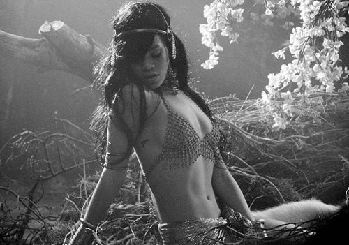 Rihanna để ngực trần vẽ bodypainting, Ca nhạc - MTV, rihanna, Battleship, mat me, nhap vien, ngoi sao ca nhac, ngoi sao dien anh, sao hollywood, phim, ca nhac