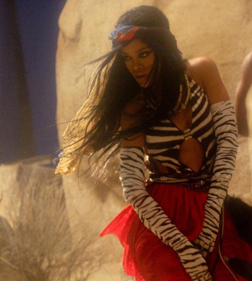 Rihanna để ngực trần vẽ bodypainting, Ca nhạc - MTV, rihanna, Battleship, mat me, nhap vien, ngoi sao ca nhac, ngoi sao dien anh, sao hollywood, phim, ca nhac