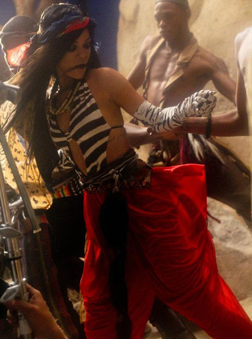 Rihanna để ngực trần vẽ bodypainting, Ca nhạc - MTV, rihanna, Battleship, mat me, nhap vien, ngoi sao ca nhac, ngoi sao dien anh, sao hollywood, phim, ca nhac