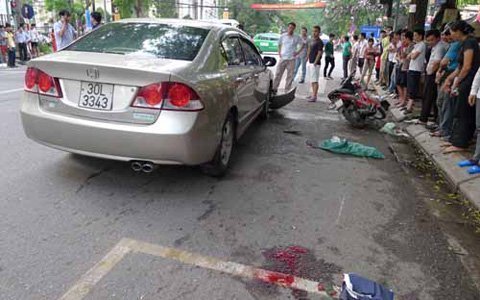 Hà Nội: "Xe điên" đâm 4 xe máy, 1 người chết - 3
